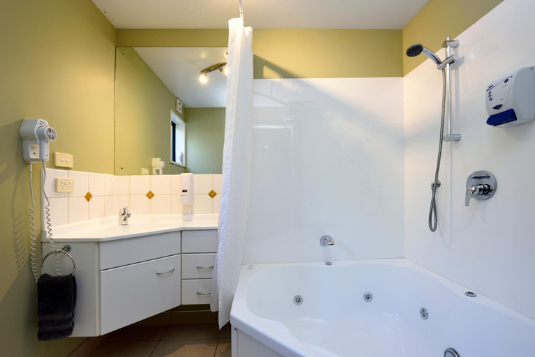 Bathroom 3, Gladstone Motel, Tasman