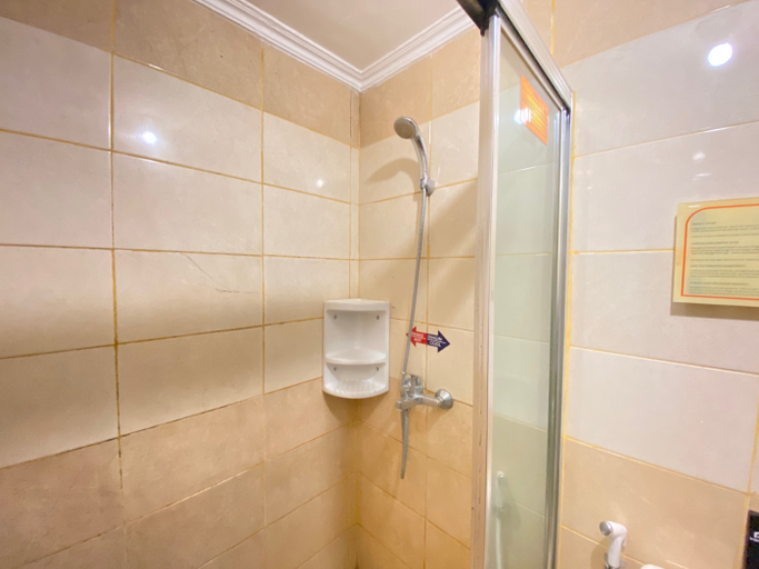 Bathroom 5, Comfy and Stylish 2BR at Grand Setiabudi Apartment By Travelio, Bandung