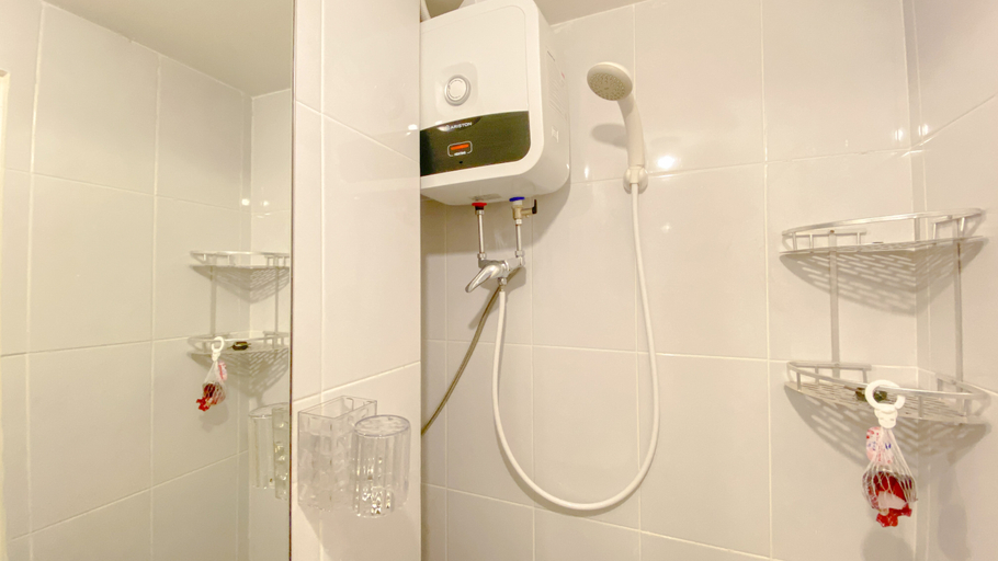 Bathroom 5, Modern and Scenic Studio at Tokyo Riverside PIK 2 Apartment By Travelio, Tangerang
