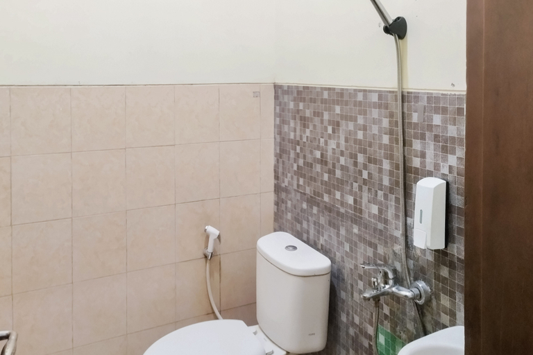 Bathroom 3, RedDoorz @ Guesthouse Oemah Opa Metro Lampung, Metro