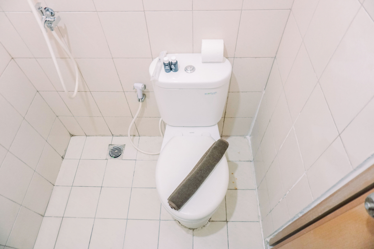 Bathroom 5, Good Choice and Restful Studio at Tifolia Apartment By Travelio, Jakarta Timur