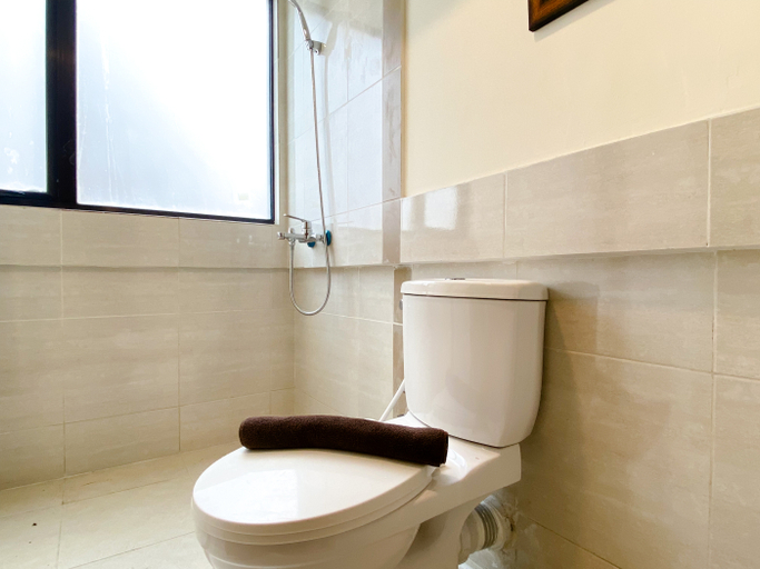 Bathroom 5, Modern Look 2BR at Meikarta Apartment By Travelio, Cikarang