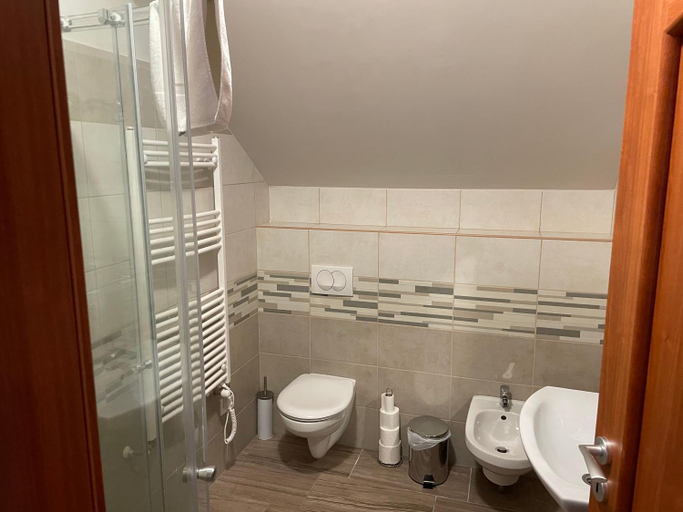 Bathroom 3, Mayer Pince Panzio, Siklósi
