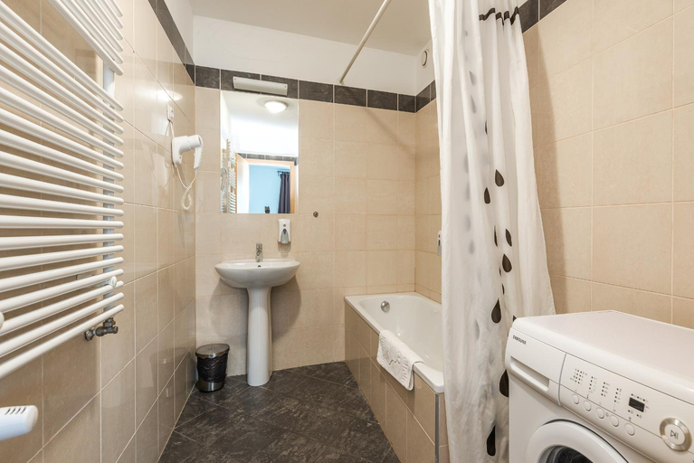Bathroom, Budapest Central Port Apartment, Budapesti