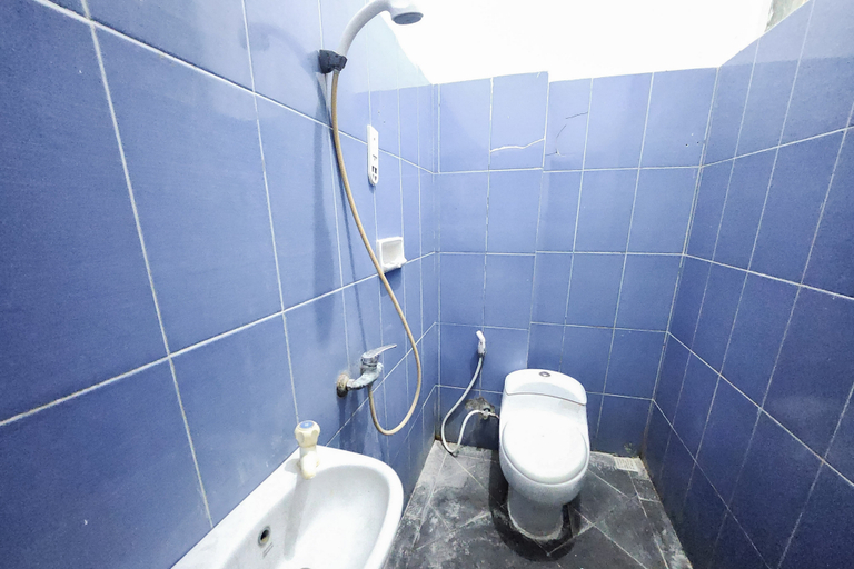 Bathroom 3, RedDoorz near Stasiun Tanah Abang, Jakarta Barat