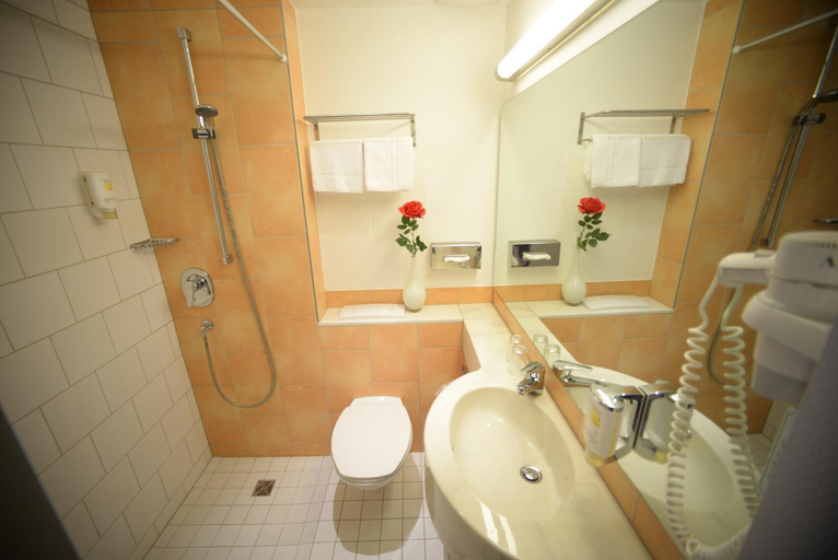 Bathroom 5, L'Escala, Offenbach