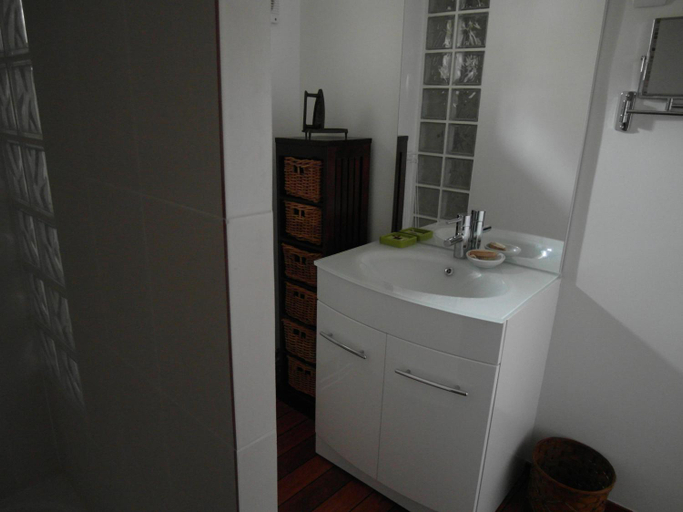 Bathroom 1, Les chaumieres du Chene, Loir-et-Cher