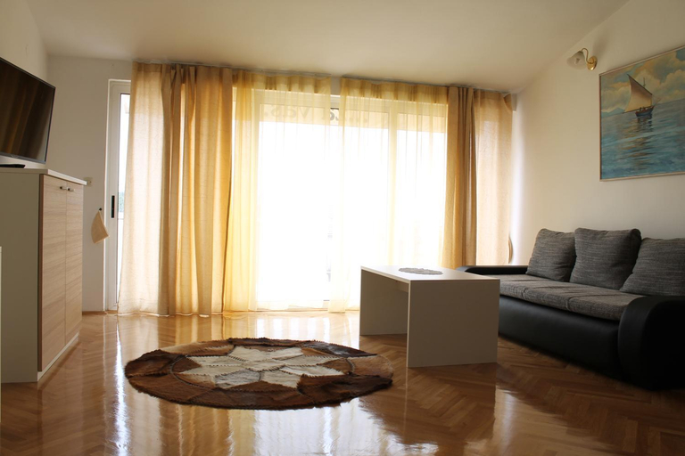 Others 2, Apartmani Monaco, Ploče