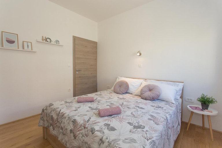 3, Villa Emanuela with heated private pool, BBQ, Kaštela