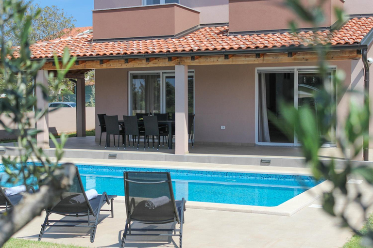 Sport & Beauty 2, Charming villa Enjoy with private pool in Pula, Pula