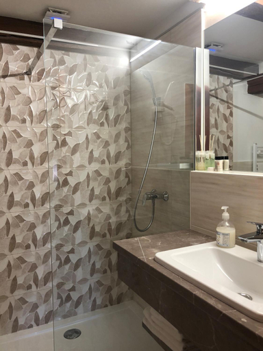 Bathroom, Gizella Hotel and Restaurant, Veszprém