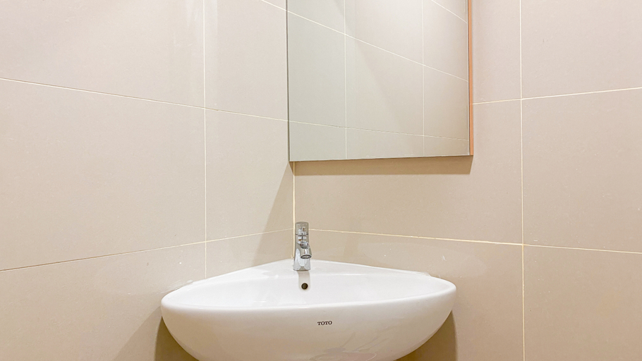 Bathroom 5, Studio Furnished with Comfortable Design Apartment at B Residence By Travelio, Tangerang Selatan