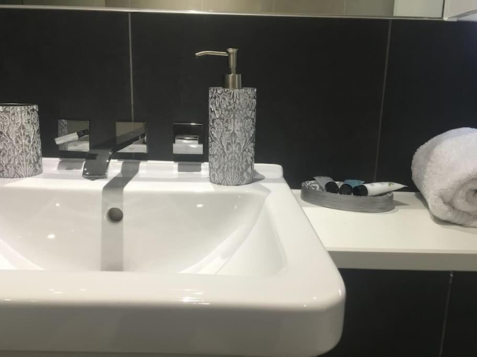 Bathroom 2, GRAND SERVICED APARTMENTS*****, London
