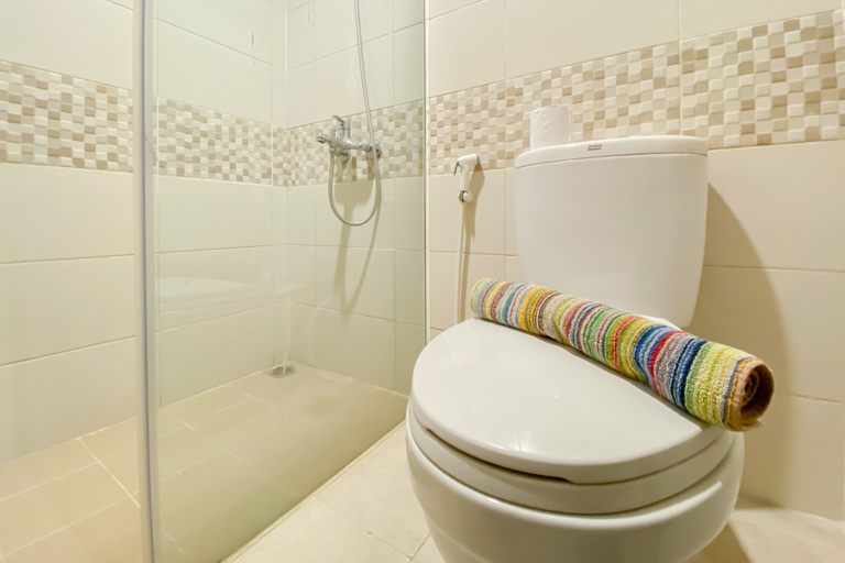 Bathroom 5, Cozy Stay Studio at Tamansari Iswara Apartment By Travelio, Bekasi