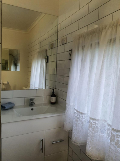 Cobden Crest Cottages, Corangamite - South