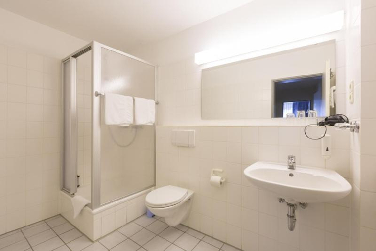 Bathroom 3, Sportpark Hotel Isernhagen, Region Hannover