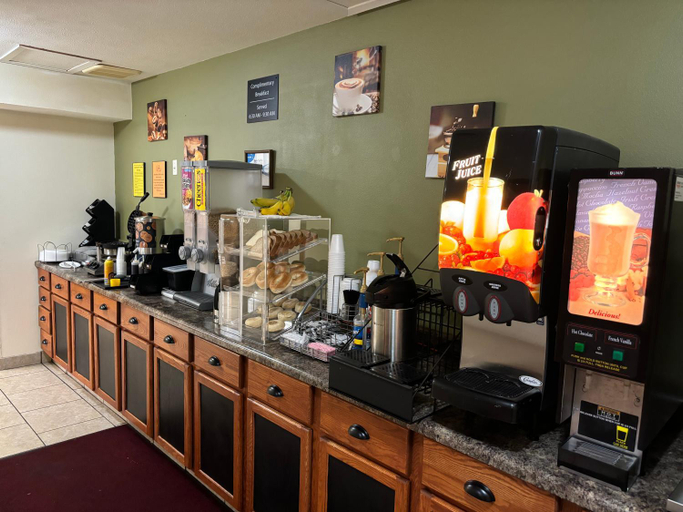 Food & Drinks 5, AmeriVu Inn and Suites Shawano WI, Shawano