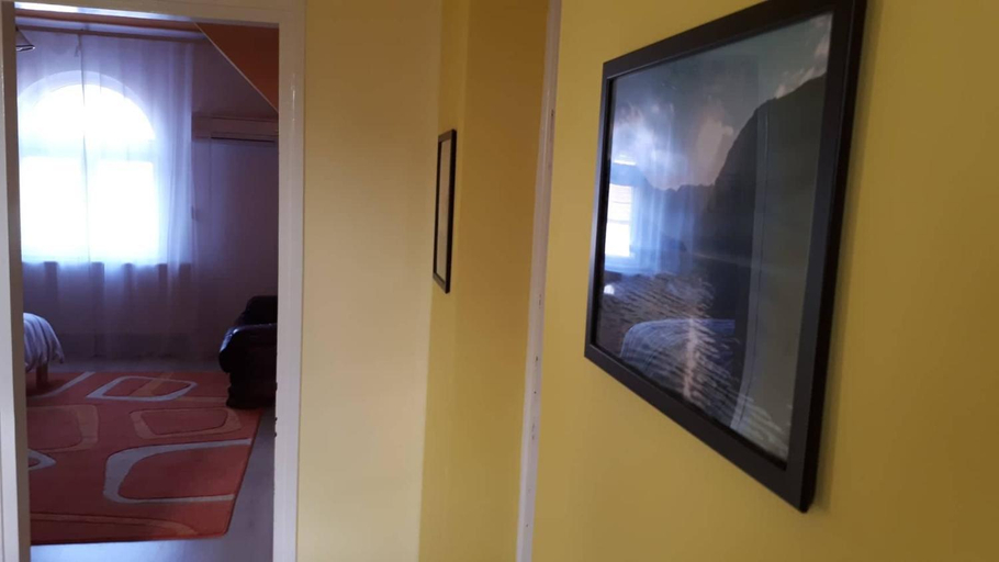 Others 5, Baratsagos haz emelete, Debrecen