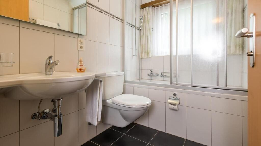 Bathroom 3, Apartments Atlas, Visp