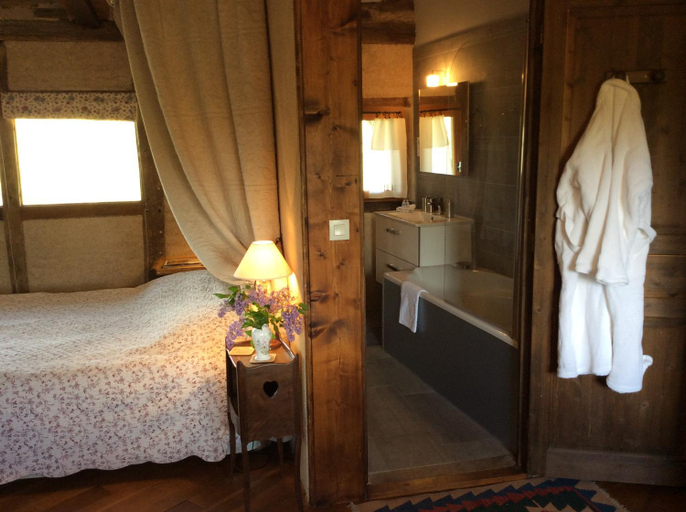 Bedroom 2, Château de Mayragues, Tarn