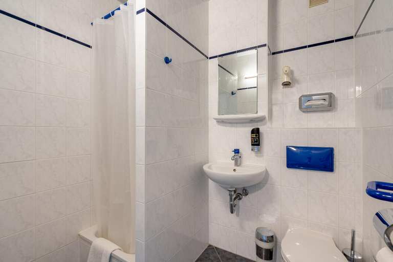 Bathroom 5, a&o Berlin Kolumbus, Berlin