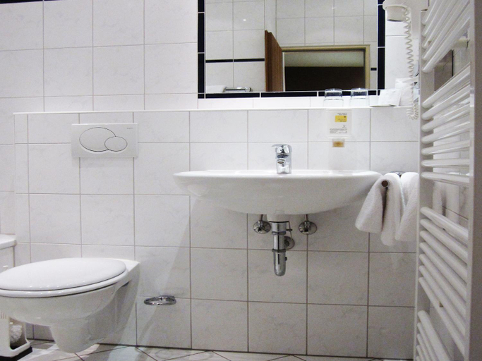 Bathroom, Motel Frankfurt - advena Partner Hotel, Frankfurt am Main