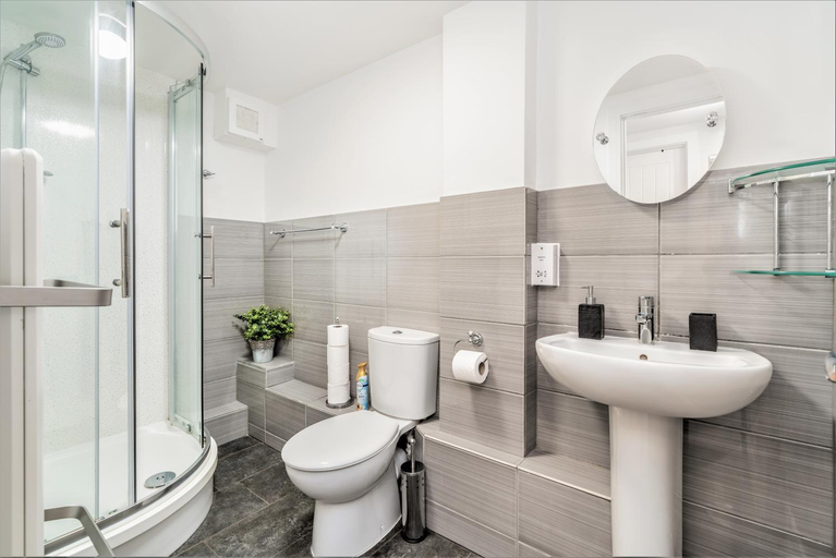 Bathroom, Central Apartment With 55'' Smart TV, Netflix, Hampshire