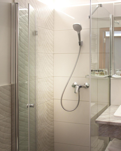 Bathroom 3, Gizella Hotel and Restaurant, Veszprém