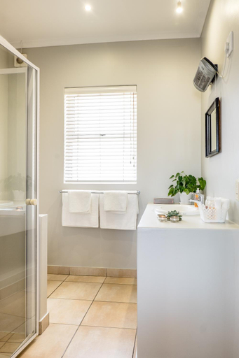 Bathroom 3, Zeezicht Apartments, West Coast