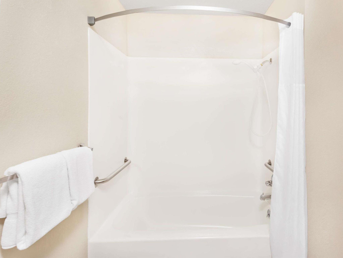 Bathroom 3, Days Inn by Wyndham Iron Mountain, Dickinson