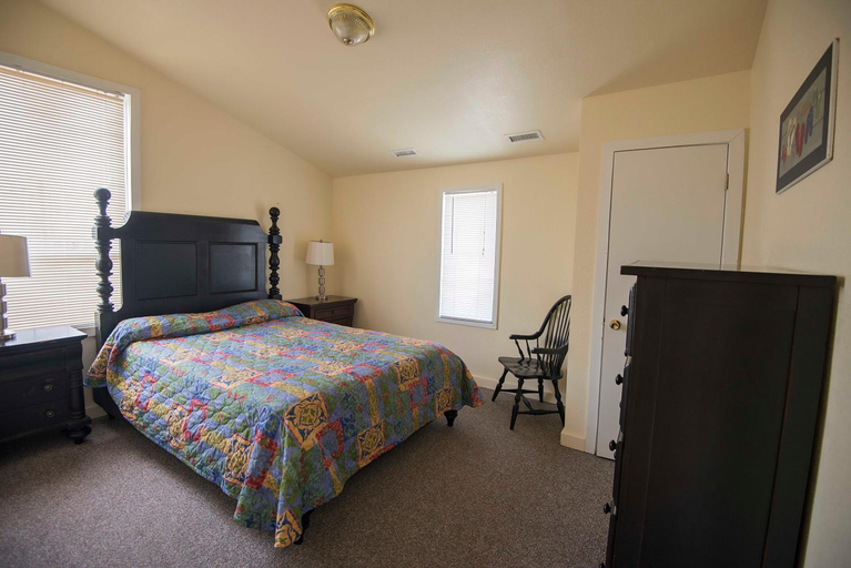Bedroom 2, Avon Cottages, Dare