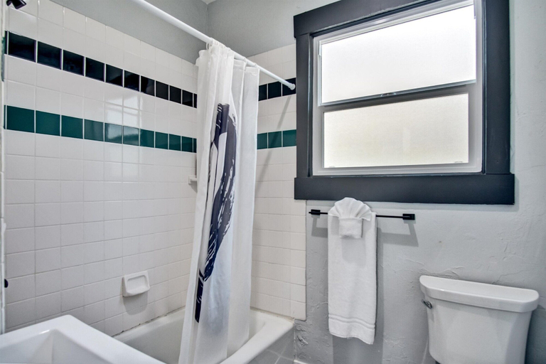 Bathroom 3, Ventura Downtown Minutes to Beaches, Ventura