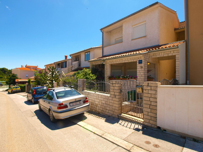 Others 3, Apartment 1588, Pula