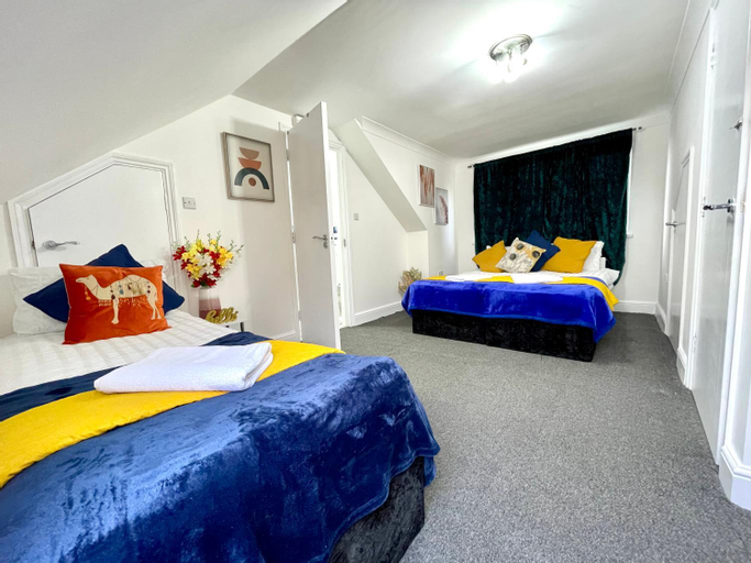 4 Bedrooms, 3 bathrooms , Separate Reception, Full Kitchen, Garden, Parking, London