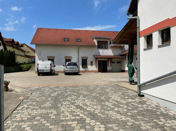 Exterior view 4, Mayer Pince Panzio, Siklósi