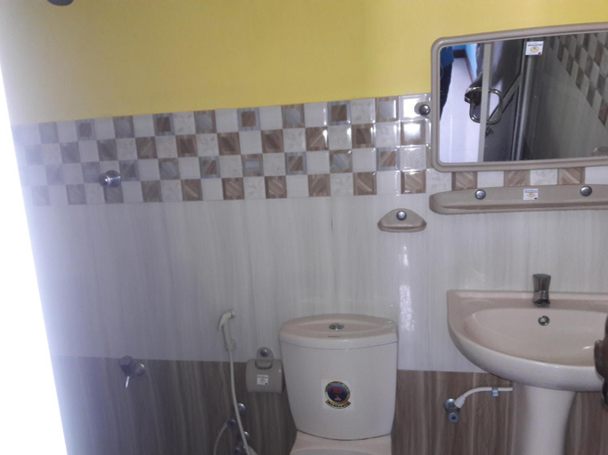 Bathroom 3, Saragama Holiday Resort, Kurunegala