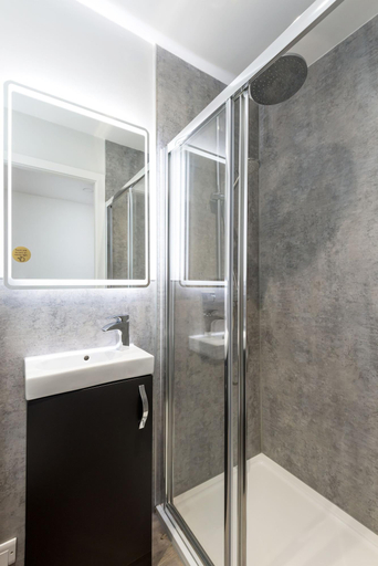 Bathroom 4, Smith Place Hotel, Edinburgh