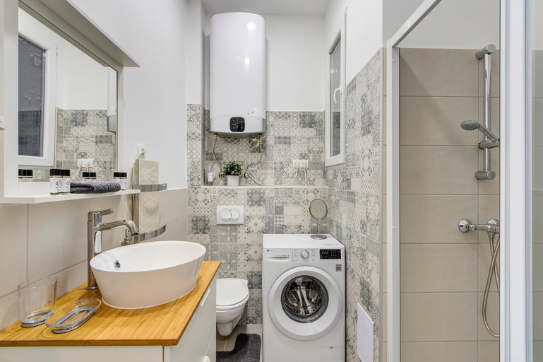 Bathroom 4, Rozsa Apartments, Budapesti