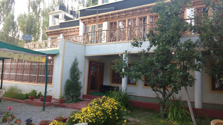 Others 5, Chubi Sponbo Guest House., Leh