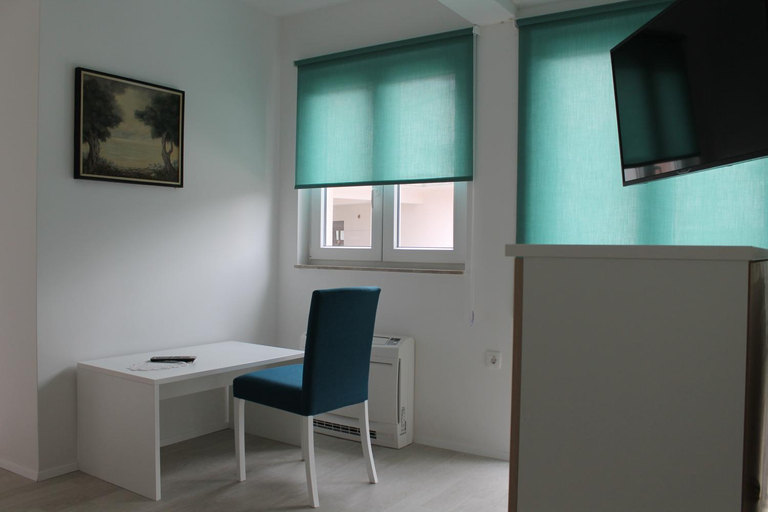 Others 5, Apartmani Monaco, Ploče