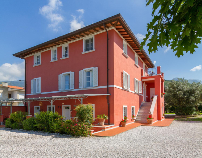 Exterior 1