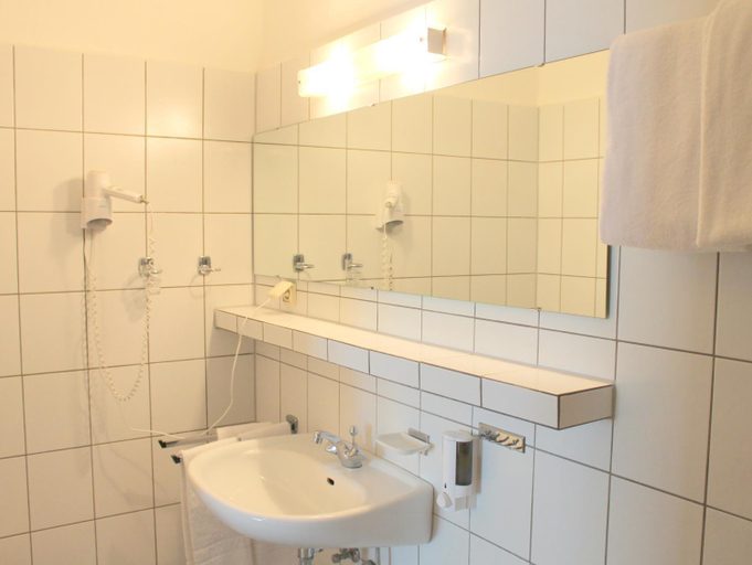Bathroom 3, Brunnen Hotel, Essen
