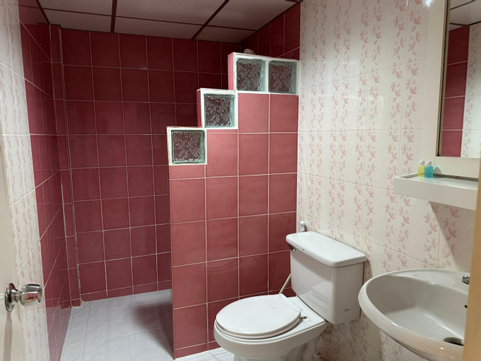 Bathroom 12