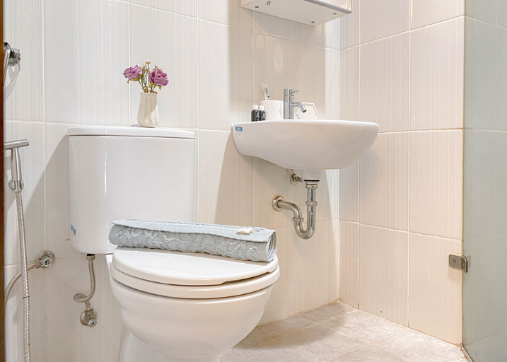Bathroom 5, Restful and Cozy Studio Tamansari Semanggi Apartment By Travelio, South Jakarta