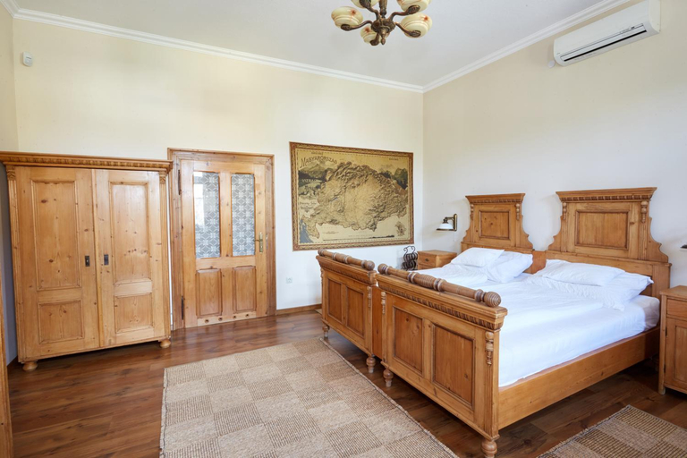 Others 4, Sarok Vendeghaz, Siklósi