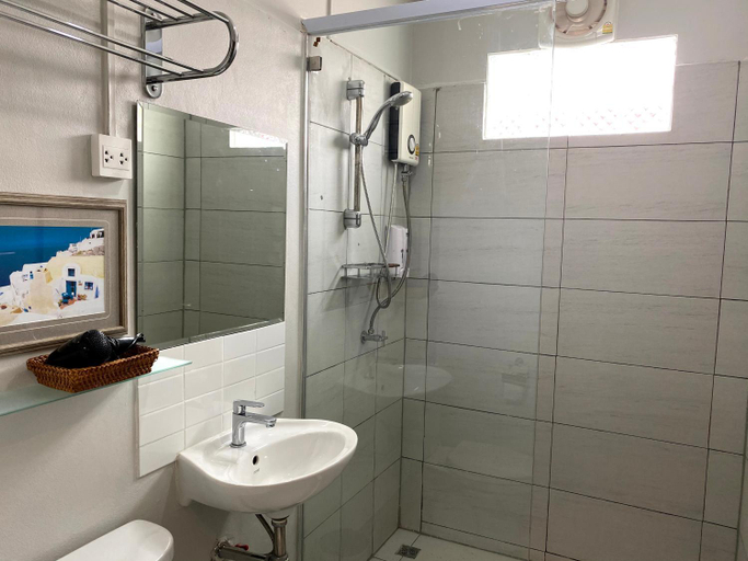 Bathroom 3, Patuxay Place, Vientiane