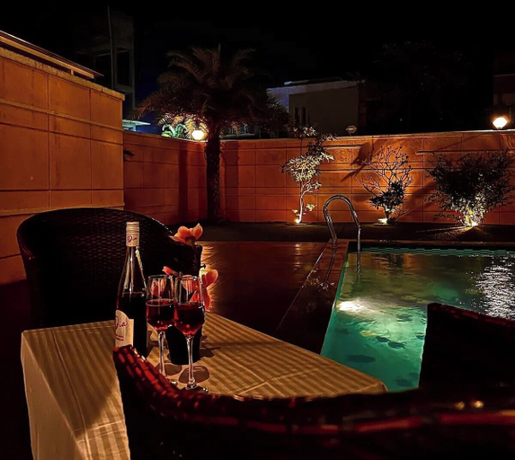 Outdoor pool, Touchwood 4 BHK With Pvt Pool By Stellar Stays, Pune