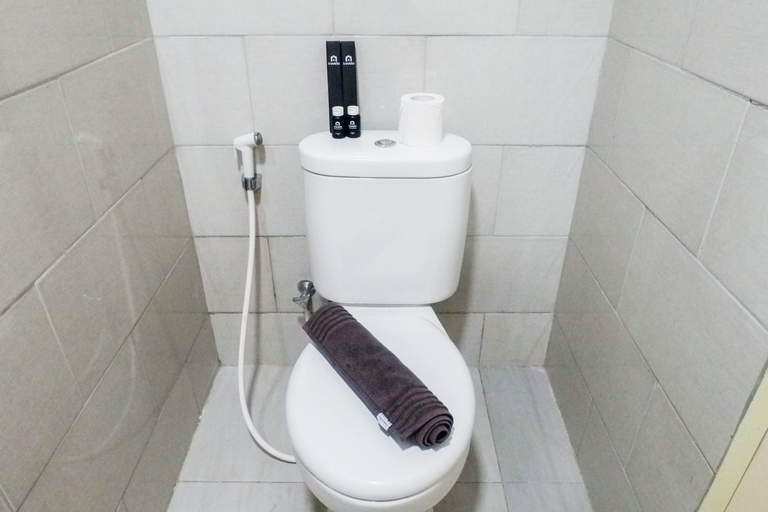 Bathroom 5, Exclusive Studio Apartment at Benson Supermall Mansion By Travelio, Surabaya