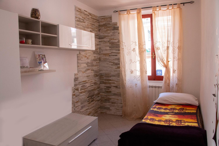 Bedroom 2, Vintage Room, La Spezia