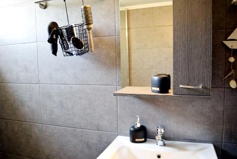 Bathroom 3, Ocean Breeze Apartments, Crete
